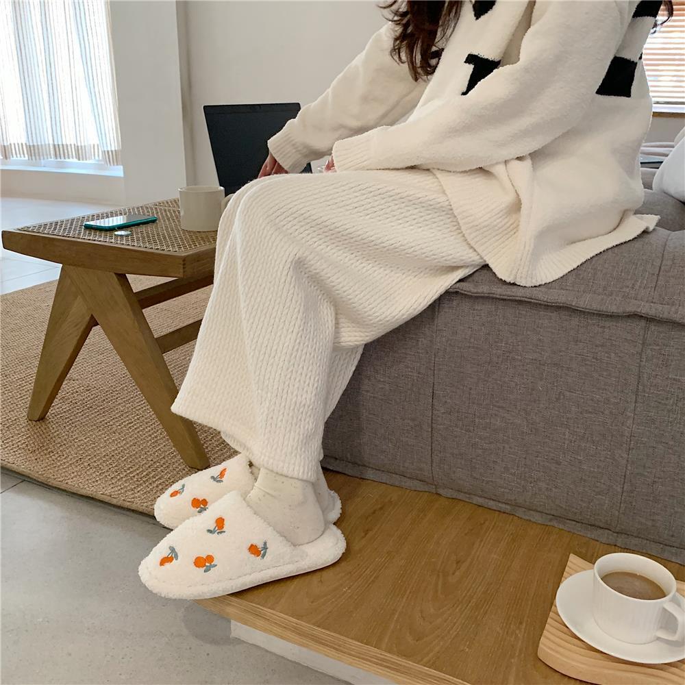 Trendy One-Word Slippers for Men, Perfect for Indoor Use, Featuring a Non-Slip Design And Cute Plush Material