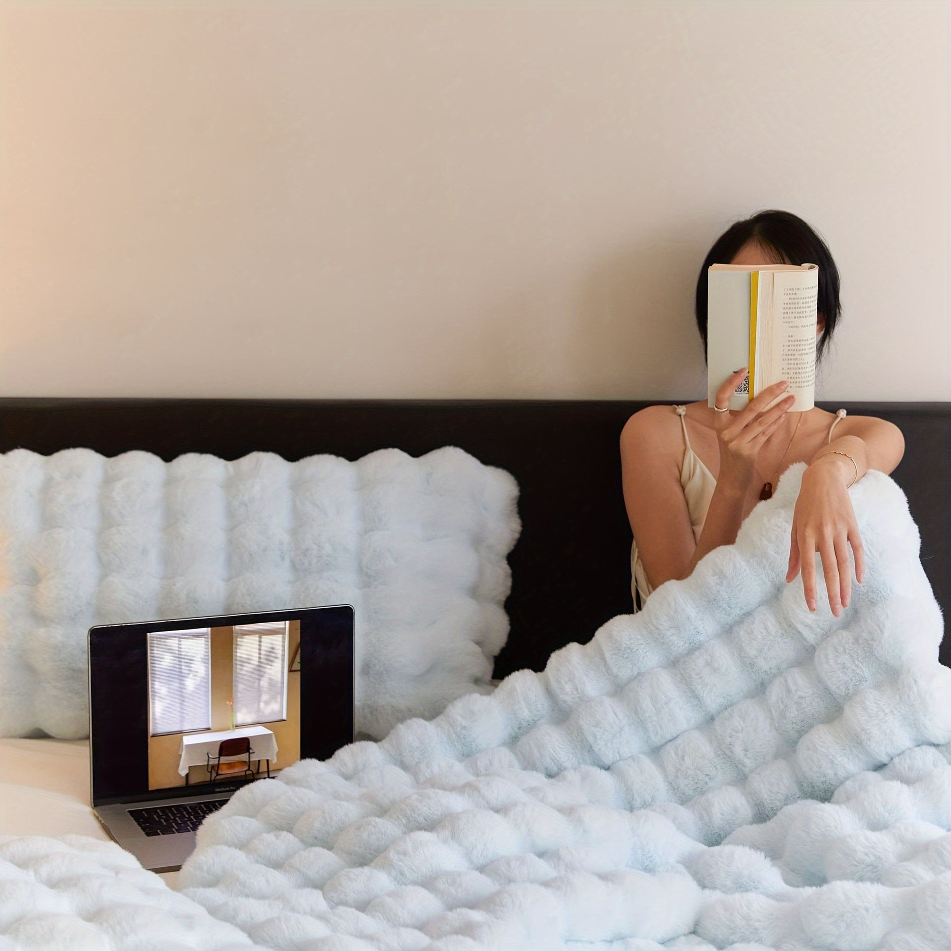 Traditional-Style Plush Double-Layer Leisure Blanket, All-Season Cozy Fleece Comforter with Non- Weave, 100% Polyester, Multipurpose, Machine Washable, No-Print Solid Pattern - Ideal for Air Conditioning, Travel, and Siesta Use, Christmas Present