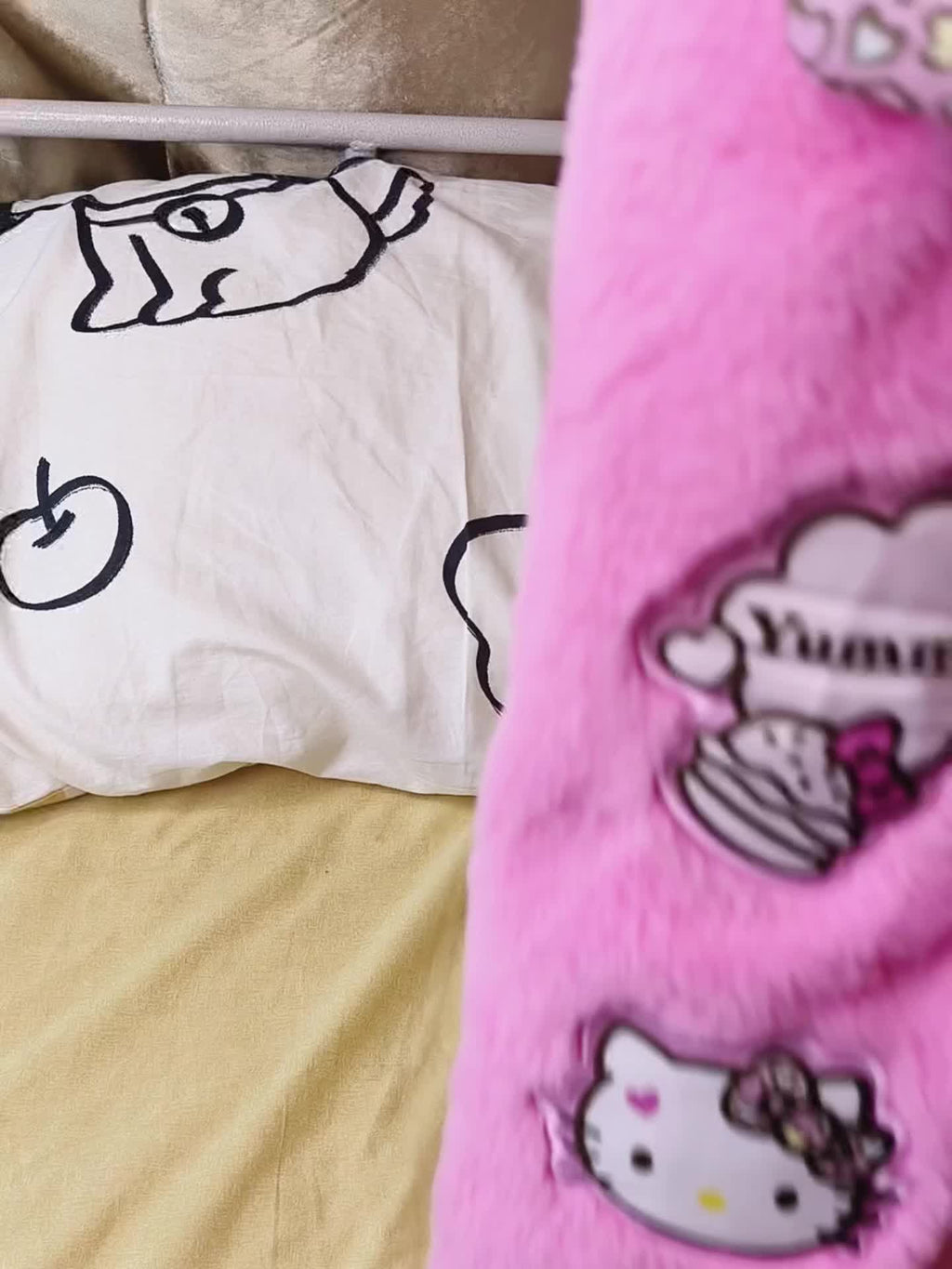 Sanrio Cute Hello Kitty Hot Water Bottle 101.44oz Refillable Water Heating Bag Portable Appearance Winter Hand Warmer Belly Neck Warm Companion Creative Travel Winter Halloween Christmas Thanksgiving Christmas Eve Teen Holiday Birthday Gifts Home